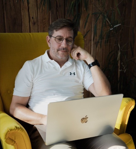 Stephen Kunstmann bei der Arbeit am Laptop